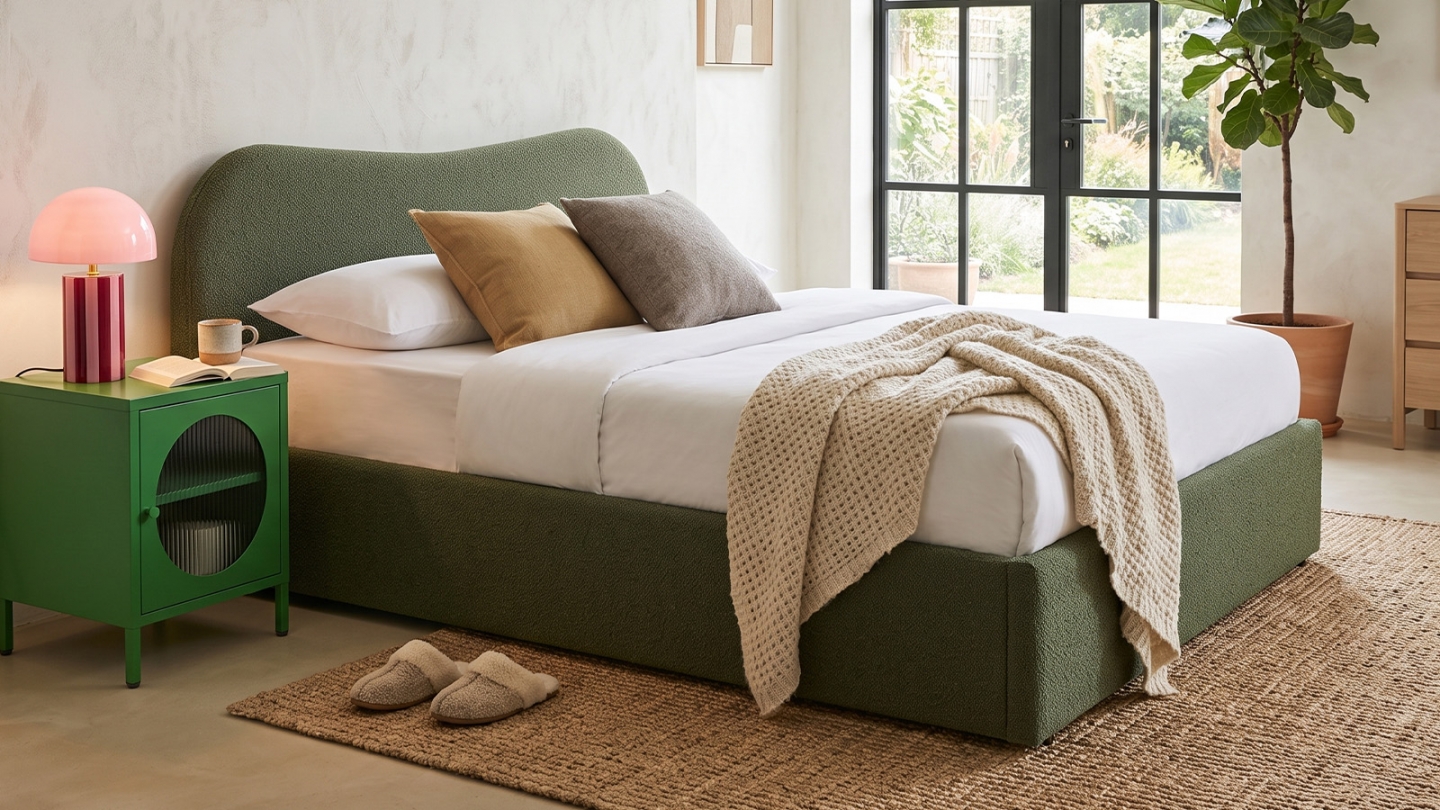 Lit coffre adulte 160x200 cm avec tête de lit matelassée en tissu bouclé vert - Suzon Lit coffre adulte 160x200 cm avec tête de lit matelassée en tissu bouclé vert - Suzon