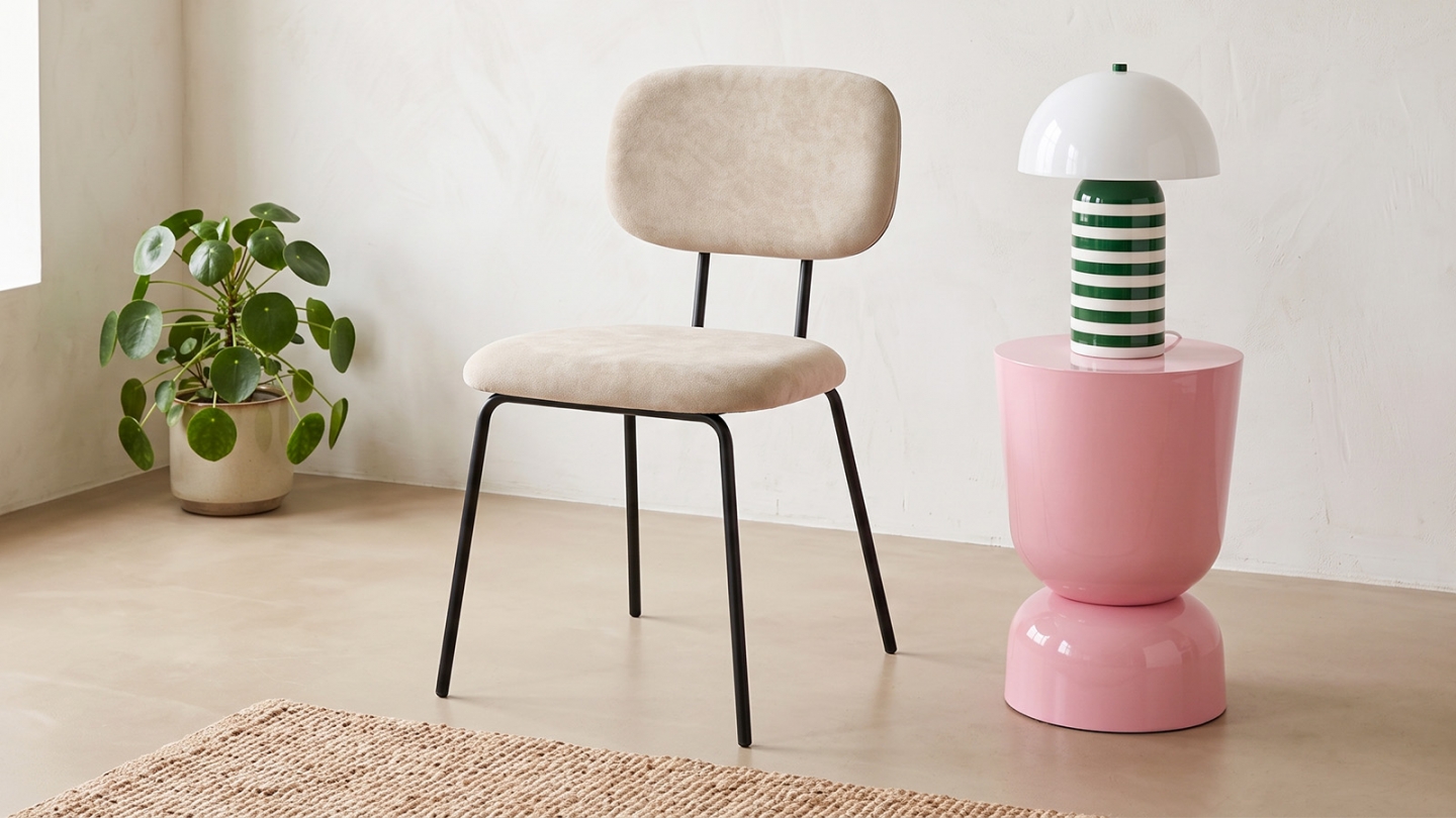 Lot de 4 chaises en tissu chenille beige foncé et piètement noir - Lucie Lot de 4 chaises en tissu chenille beige foncé et piètement noir - Lucie