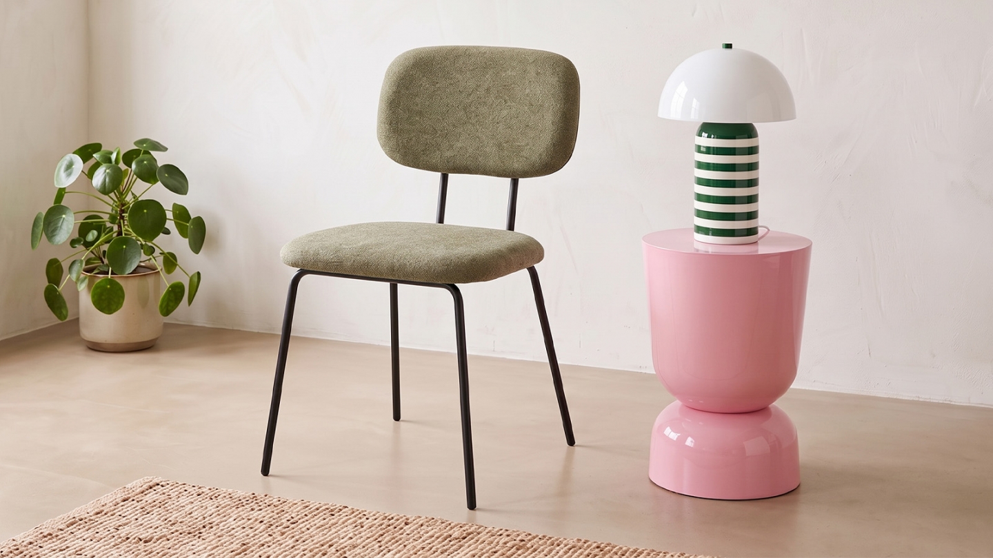 Lot de 4 chaises en tissu chenille vert et piètement noir - Lucie Lot de 4 chaises en tissu chenille vert et piètement noir - Lucie