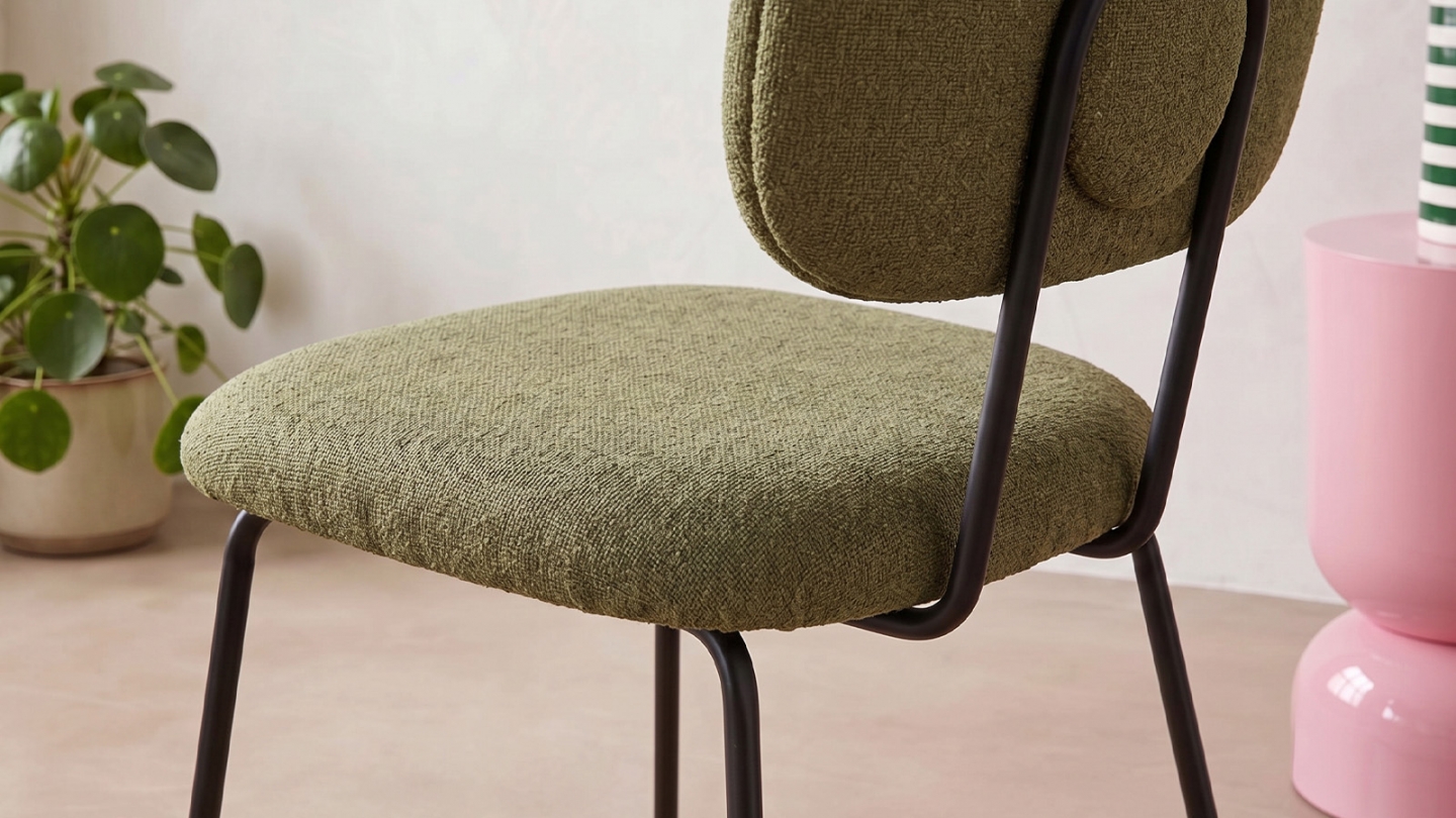 Lot de 4 chaises en tissu chenille vert et piètement noir - Lucie Lot de 4 chaises en tissu chenille vert et piètement noir - Lucie