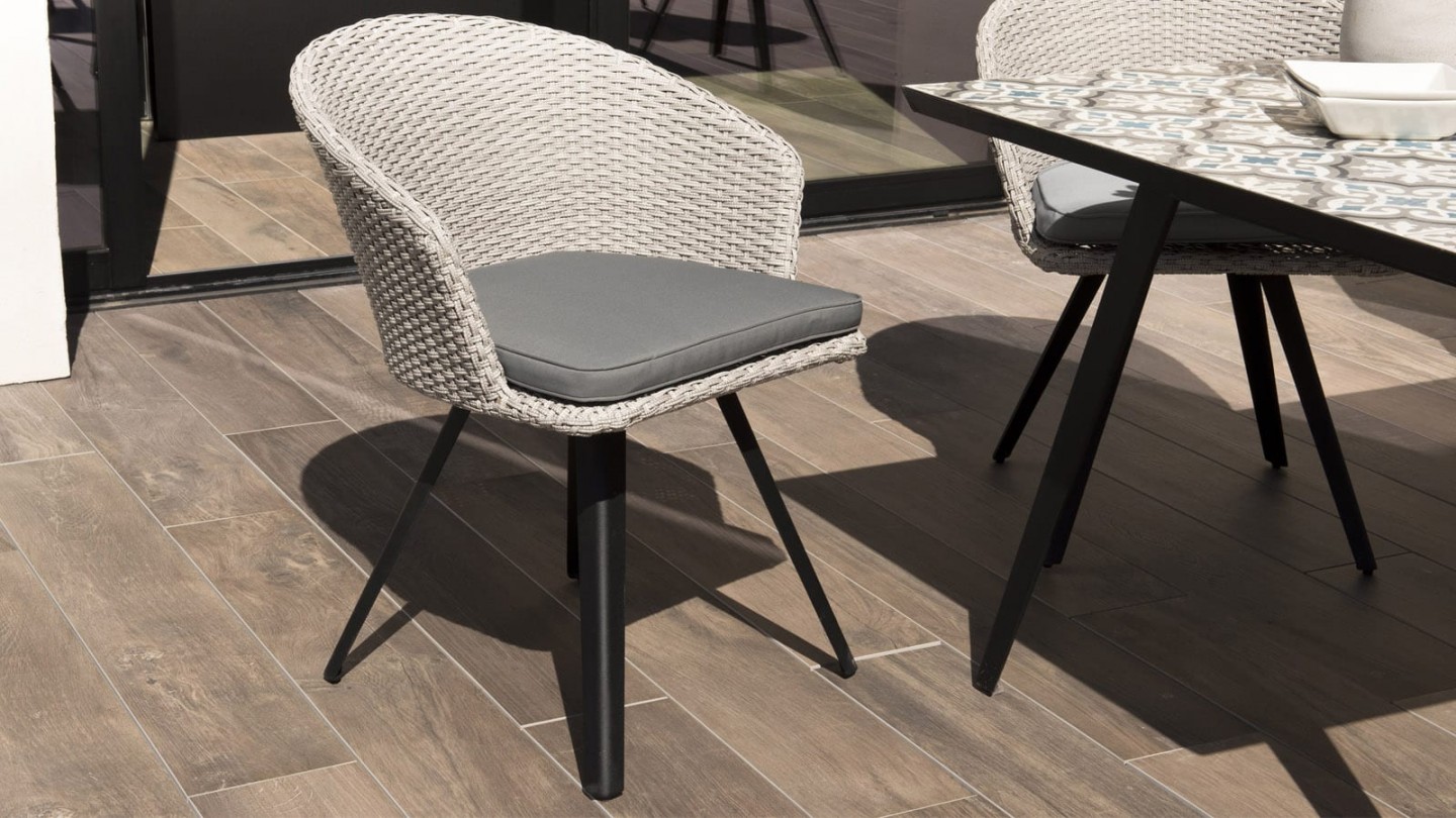 Fauteuil de jardin en rotin synthétique gris avec coussin gris piètement en métal noir - Collection Vick