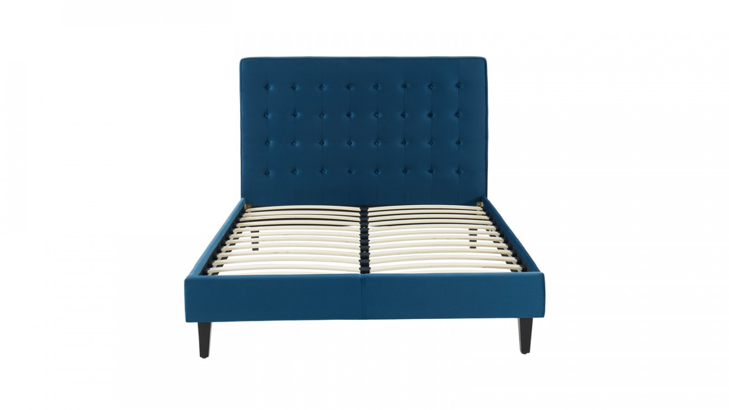 Lit adulte scandinave en velours bleu canard, sommier à lattes, 140x190 - Collection Marie - ELLE DÉCORATION