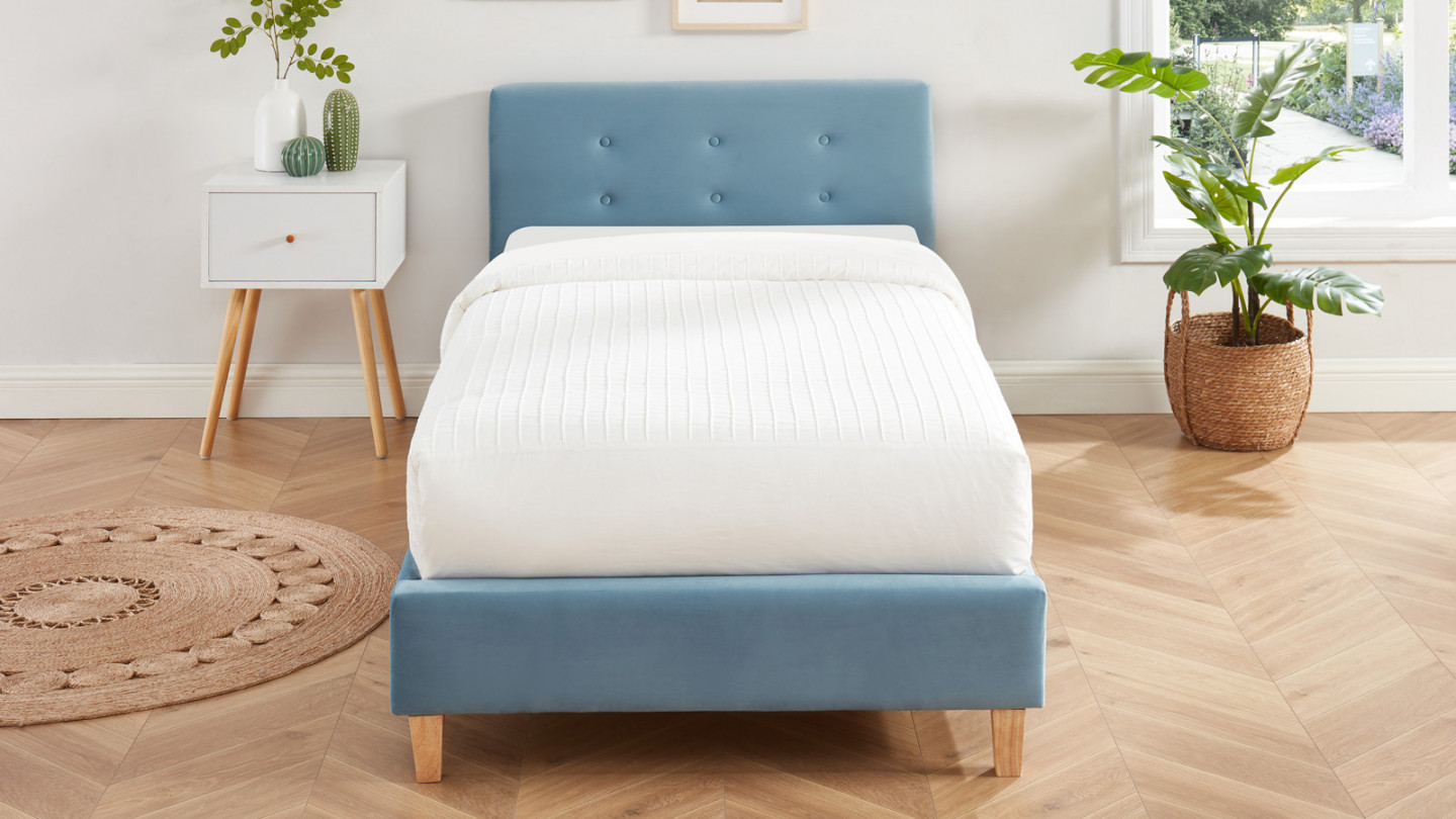 Ensemble lit enfant + matelas Memo HR avec tête de lit capitonnée en velours bleu - sommier à lattes 90x190cm - Collection Milo