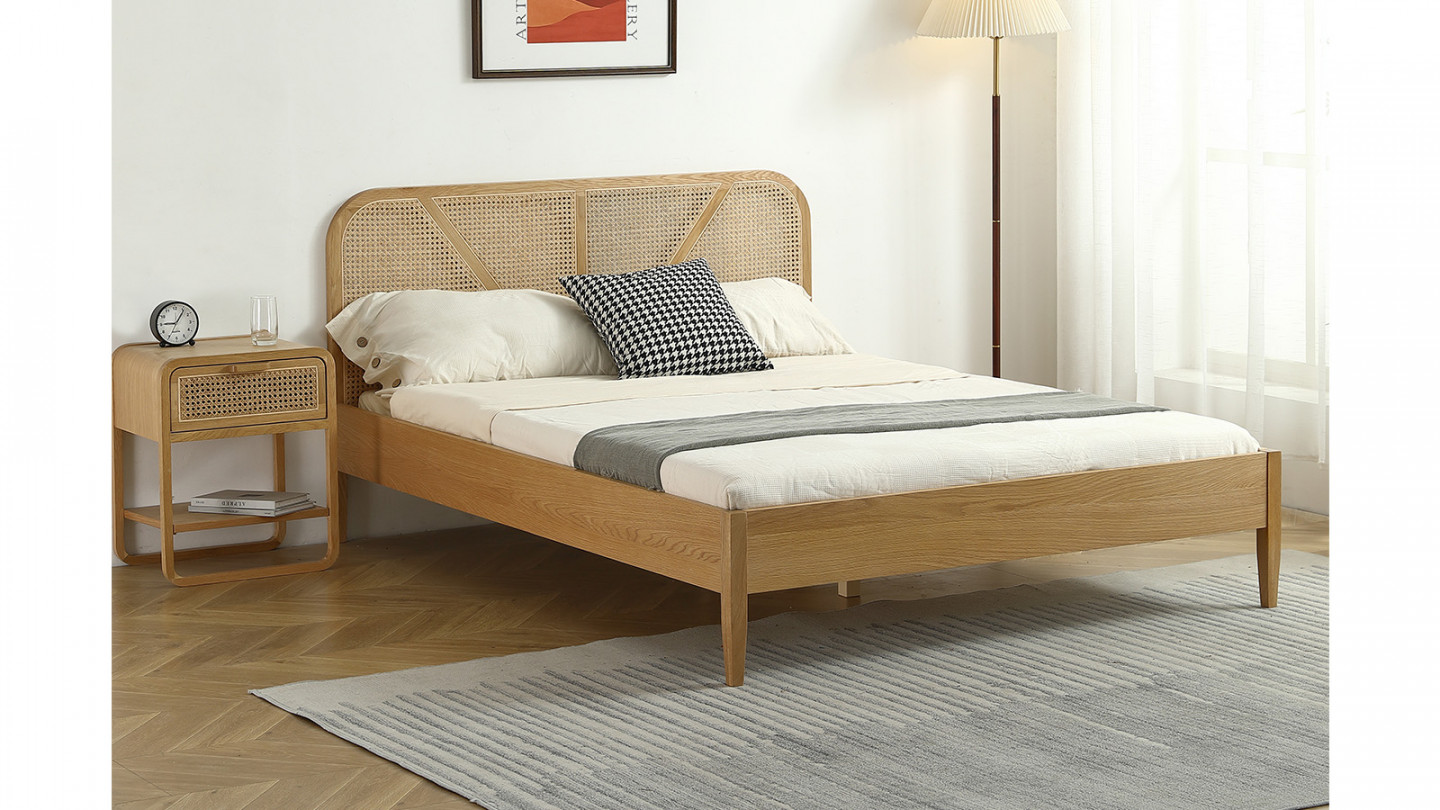 Lit adulte 140x190 cm en placage chêne avec tête de lit en bois massif et cannage naturel - Leonie